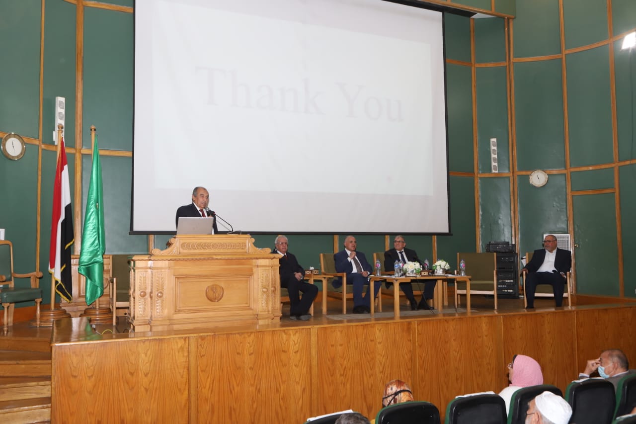 الدكتور عبد العاطى يلتقى أعضاء هيئة التدريس وطلاب كلية الزراعة بجامعة القاهرة لعرض الموقف المائى في مصر