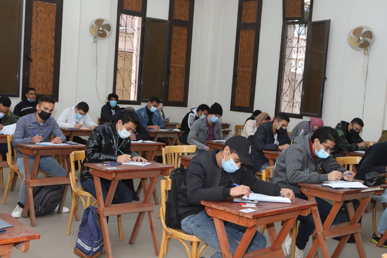 متابعة ادارة الكلية لسير الإمتحانات للعام الجامعى ٢٠٢١/ ٢٠٢٢ وسط الإجراءات الاحترازية.