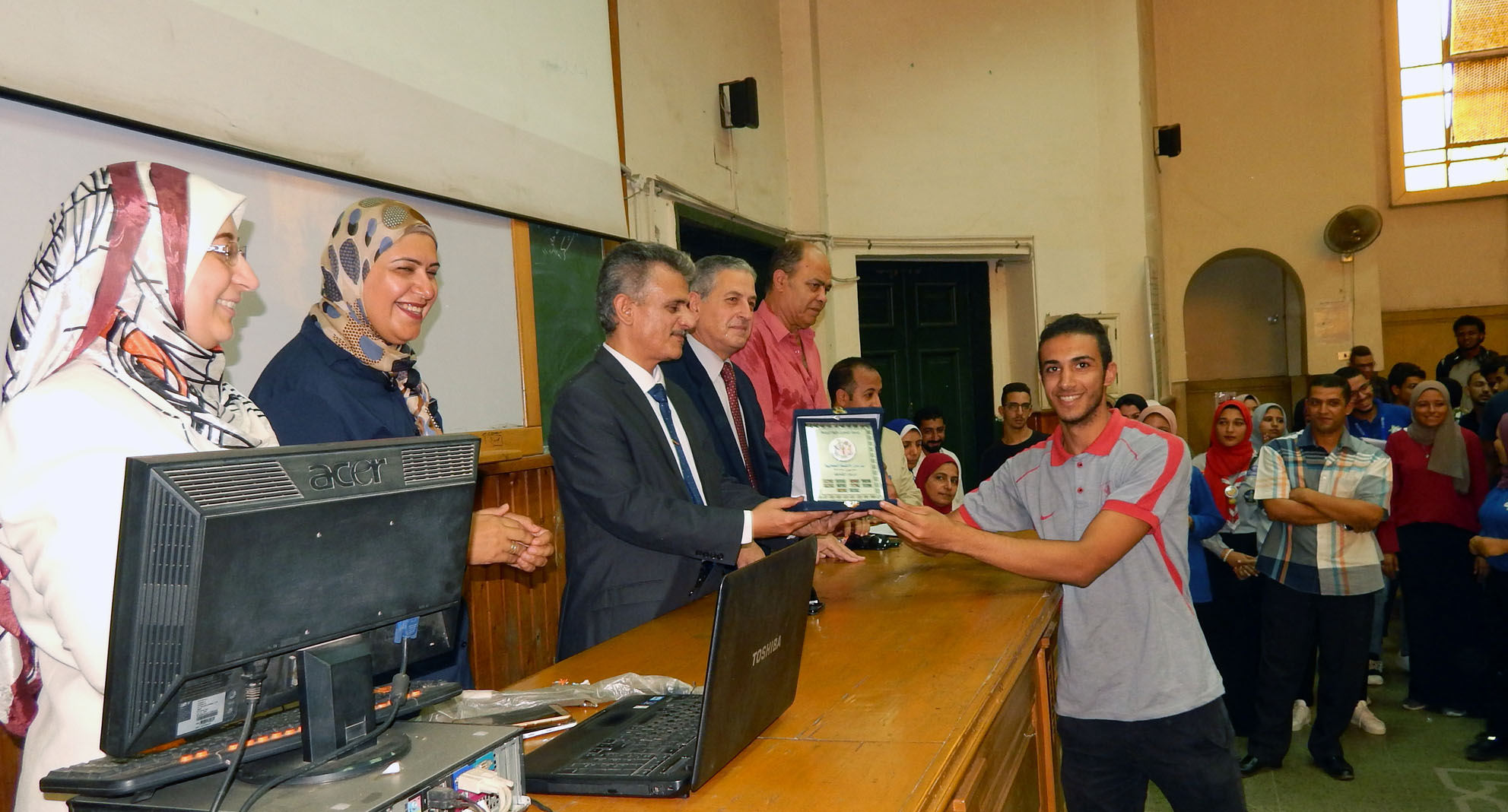 لقاء الإرشاد الأكاديمى للطلاب الجدد والقدامى وتكريم طلاب النشاط 